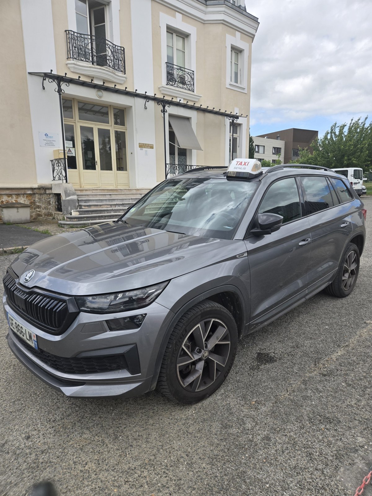 SUV Mack Taxi spacieux pour le transport scolaire
